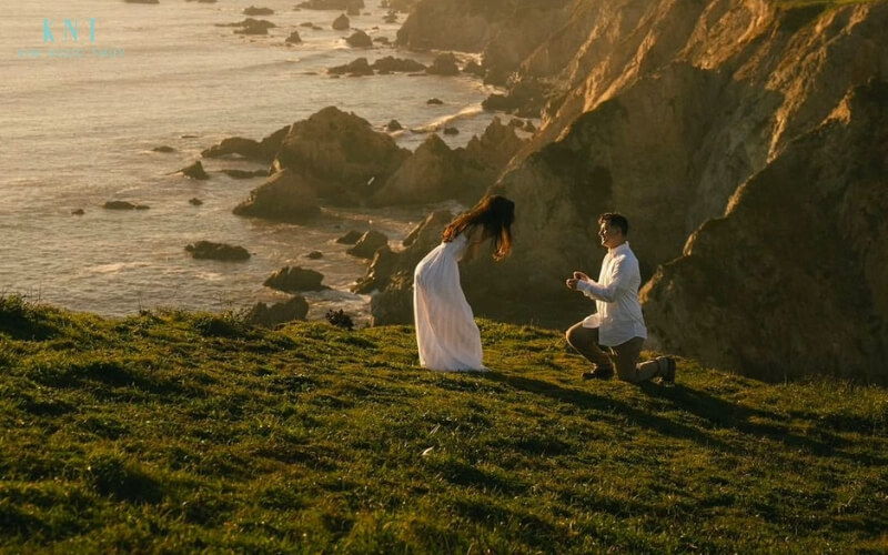 Khoảnh khắc trao nhẫn cầu hôn riêng tư, thể hiện mong muốn gắn bó 