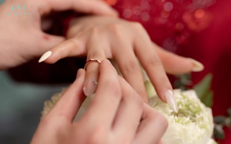 Khoảnh khắc trao nhẫn trong lễ Vu Quy tại nhà gái