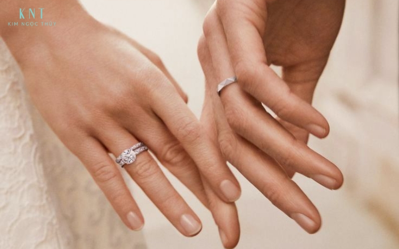 Cả hai đeo nhẫn ở ngón áp út tay trái tạo hình ảnh đồng điệu đầy ý nghĩa