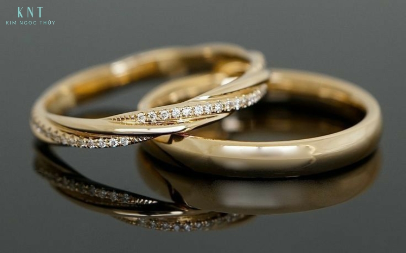 Thiết kế nhẫn cưới sử dụng vàng đủ tuổi và kỹ thuật đính đá chắc chắn, đảm bảo độ bền theo năm tháng