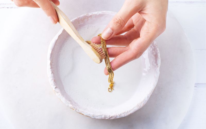 Bảo quản và làm sạch trang sức định kỳ 