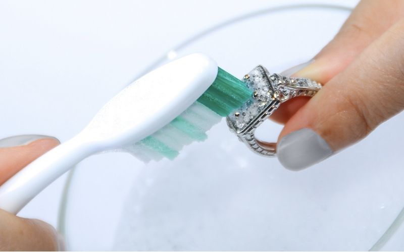 Thường xuyên vệ sinh trang sức vàng trắng để luôn sáng bóng