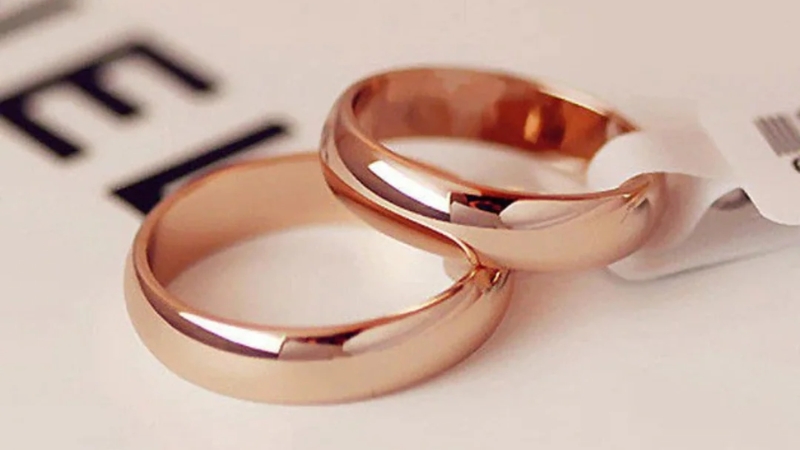 Nhẫn cưới trơn là loại nhẫn có bề mặt mịn
