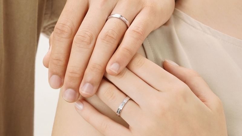 Chọn bản nhẫn cưới có độ dày phù hợp, cân đối với bàn tay, mang lại cảm giác thoải mái khi đeo