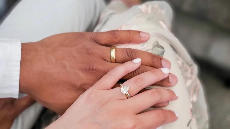 Tay dài thon phù hợp với hầu hết các kiểu dáng khác nhau của nhẫn