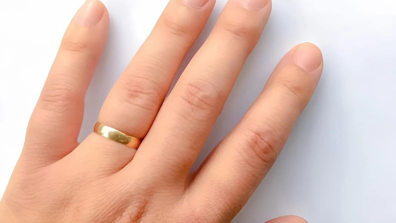 Nhẫn bị chật sẽ gây khó chịu khi đeo và khó tháo ra