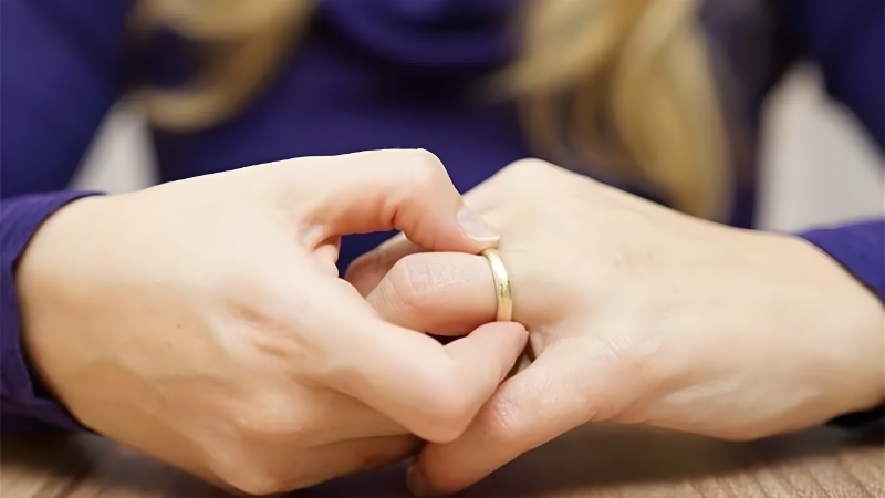 Lắc nhẹ nhẫn qua lại nhiều lần kết hợp kéo từ từ ra để tháo nhẫn