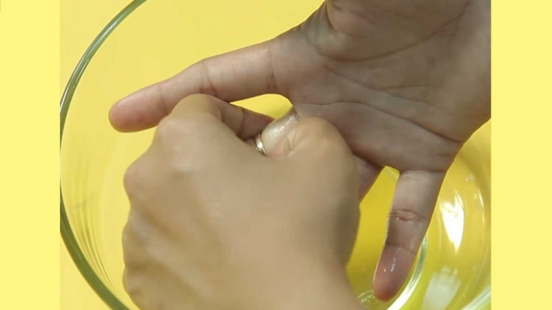 Sử dụng chất bôi trơn để tháo nhẫn nhanh chóng hơn