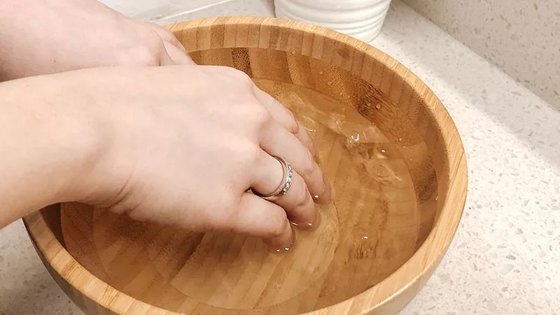 Tháo nhẫn bằng phương pháp sử dụng nước đá lạnh