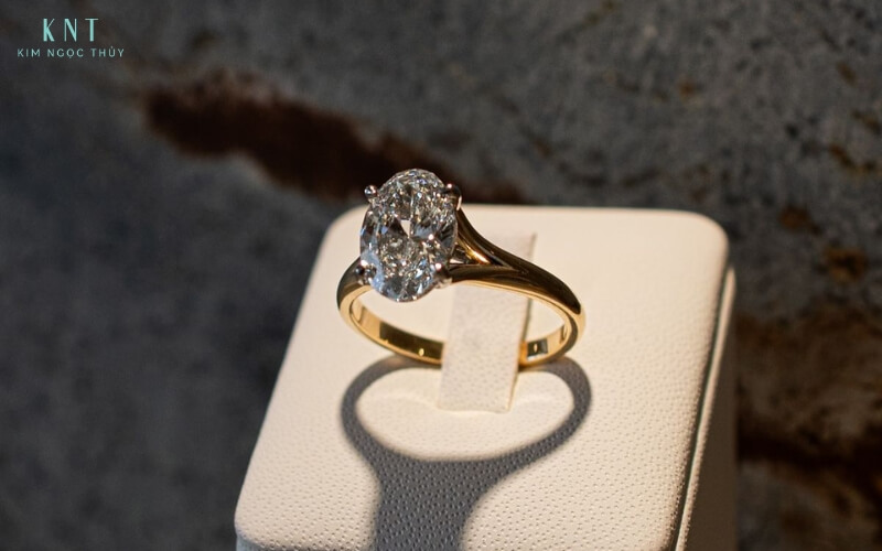 Chiếc nhẫn cầu hôn thể hiện sự trân trọng, an tâm và đánh dấu kỉ niệm đáng nhớ của cặp đôi