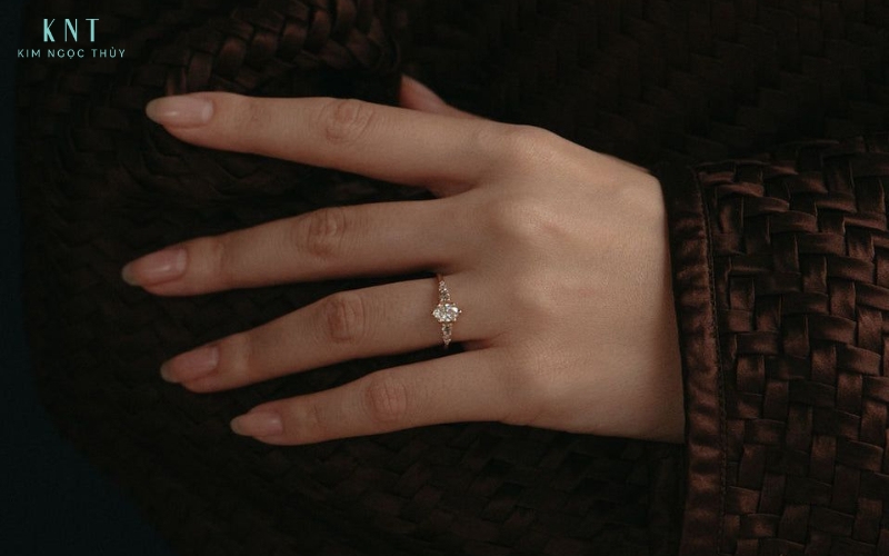 Nhẫn được đeo ở ngón áp út thể hiện sự gắn kết về mặt tình cảm giữa hai người