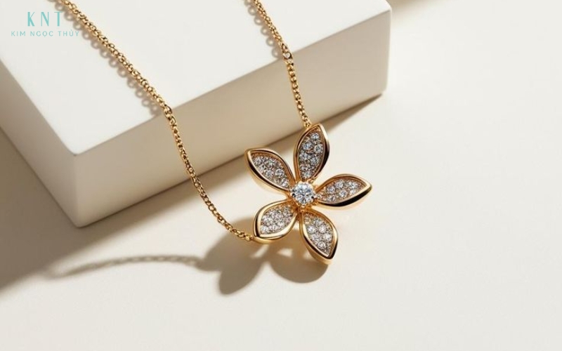 Dây chuyền là sự thay thế phù hợp cho nhẫn cầu hôn 