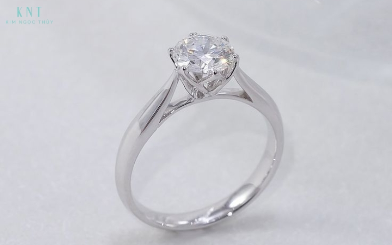 Nhẫn đá Moissanite với độ sáng gần như kim cương nhưng dễ tiếp cận hơn