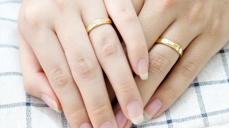 Nhẫn cưới là biểu tượng cho tình yêu bền vững và sự gắn bó trọn đời giữa hai người