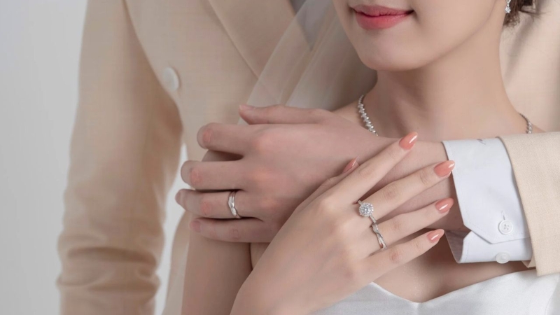 Trong phong tục cưới hỏi truyền thống, nhẫn cưới thường được đeo trong hôn lễ