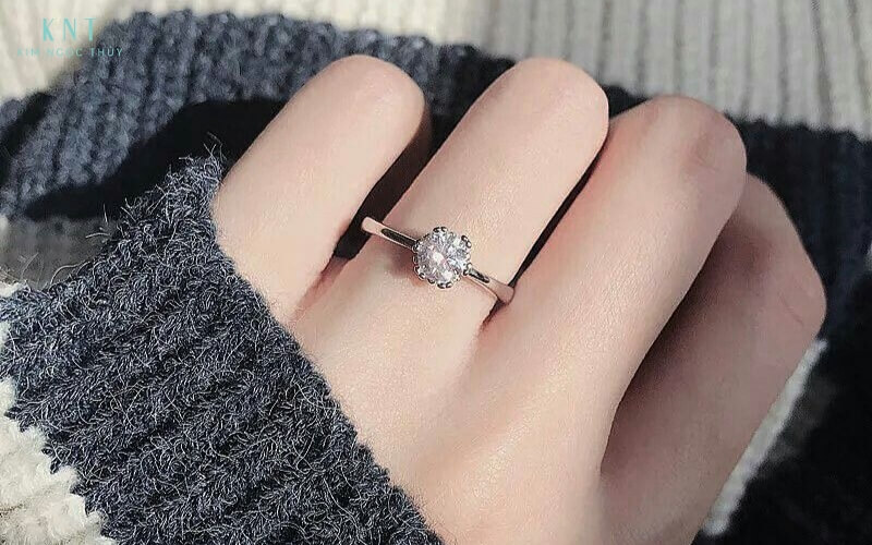 Chiếc nhẫn mang phong cách hiện đại lựa chọn lý tưởng cho người yêu thích thời trang và sự khác biệt