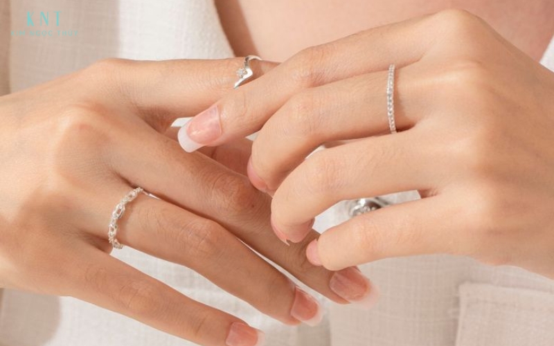Đeo nhẫn ở ngón trỏ, giữa hoặc út không chỉ thể hiện phong cách cá nhân mà còn mang ý nghĩa hút tài lộc và tình duyên