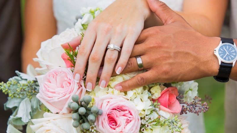 Nhẫn cưới mang một ý nghĩa sâu sắc là biểu tượng rõ ràng của tình yêu