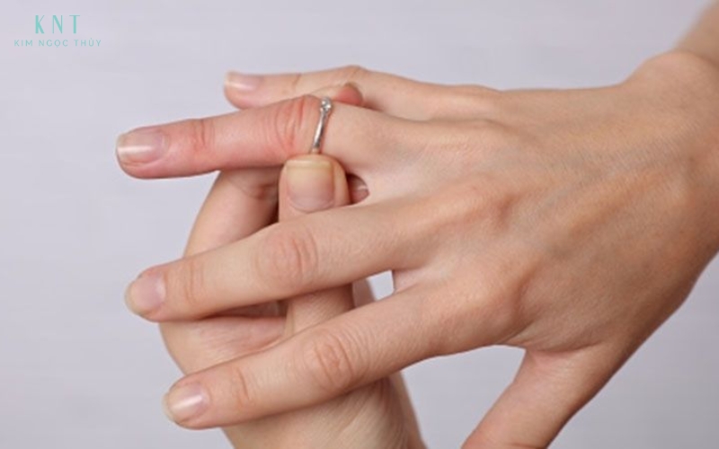 Thay đổi kích cỡ tay theo thời gian có thể khiến nhẫn trở nên quá chật hoặc quá rộng