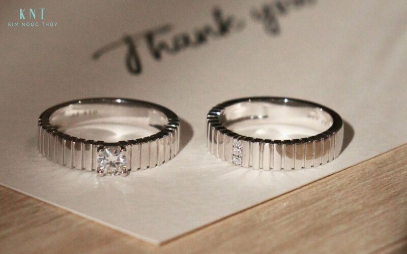 Nhẫn cưới đính đá với chấu 4 giúp cố định viên đá chắc chắn, đảm bảo an toàn trong quá trình sử dụng