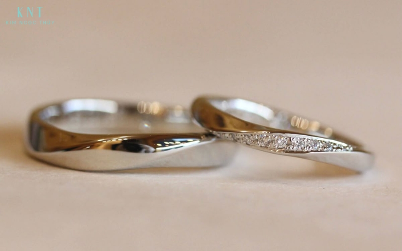 Nhẫn cưới đính đá chìm gọn nhẹ, hạn chế trầy xước khi đeo