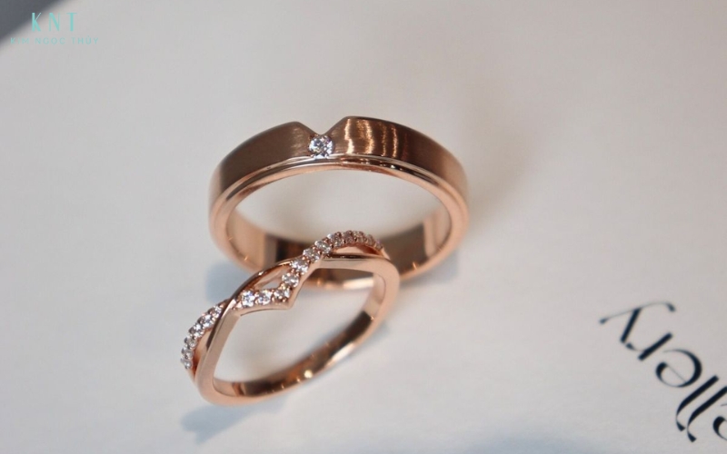Nhẫn cưới đính đá vàng hồng giúp tôn lên vẻ đẹp và độ sáng của viên đá, mang lại cảm giác lãng mạn và tinh tế