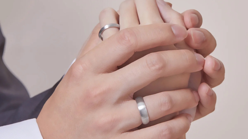 Nhẫn cưới vàng trắng là hỗn hợp của vàng với hợp kim