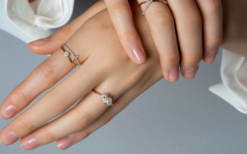 Sự phối hợp nhẫn đúng vị trí giúp tăng cường năng lượng tích cực trong cuộc sống