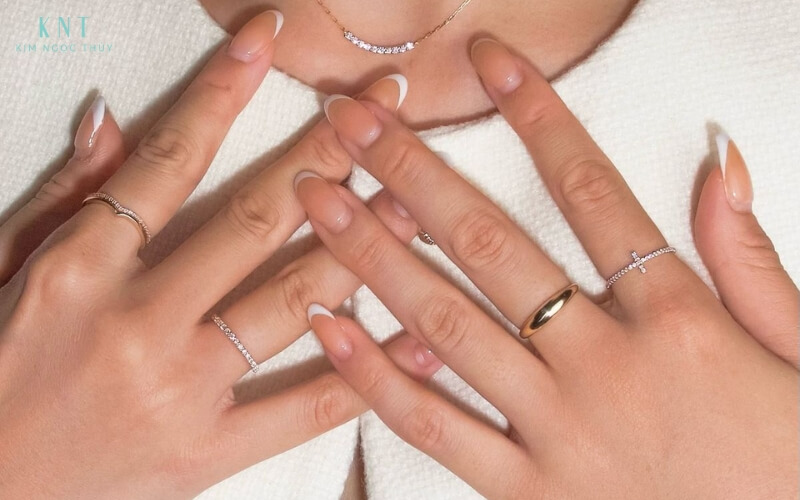 Phối 2 nhẫn đúng cách giúp nâng tầm phong cách và tạo điểm nhấn cho đôi tay