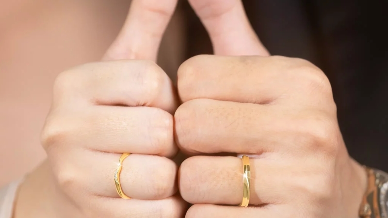 Hai bạn có thể chụm các ngón tay lại để tạo hình trái tim
