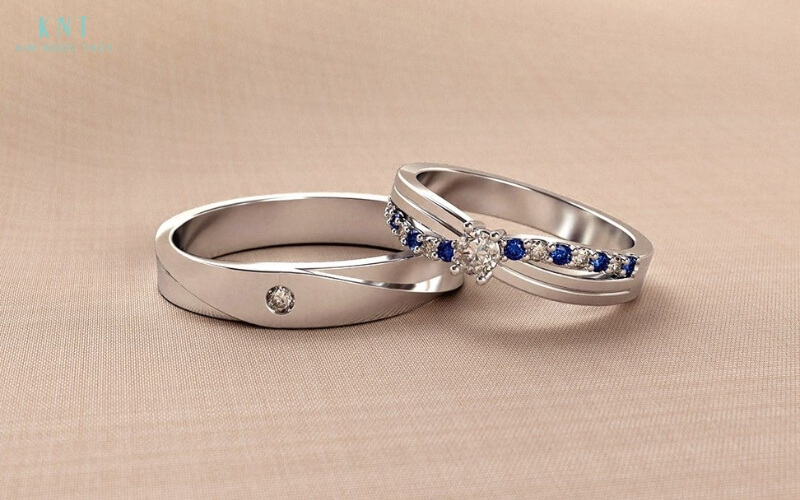 Cặp nhẫn cưới được chuẩn bị kỹ lưỡng từ sớm giúp đảm bảo thiết kế hoàn thiện, vừa vặn và mang dấu ấn riêng cho ngày trọng đại