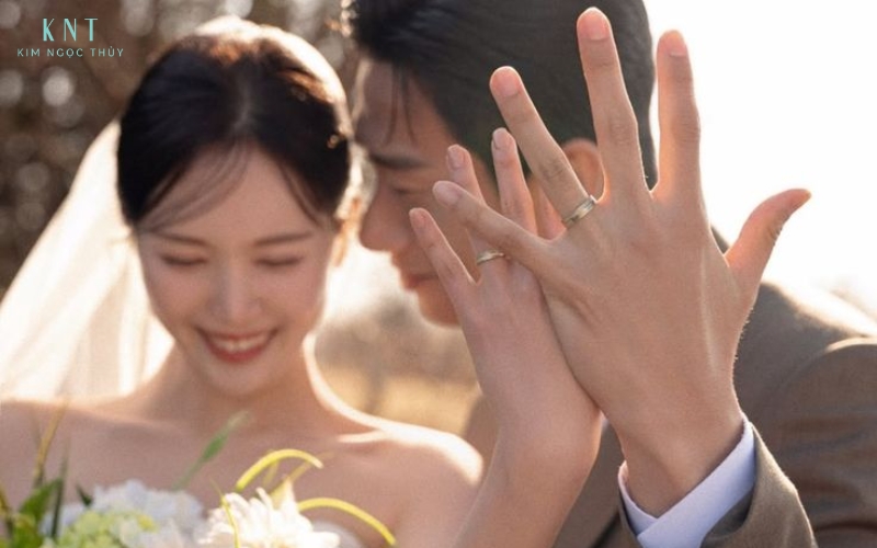 Chuẩn bị nhẫn cưới trước ngày chụp ảnh pre-wedding giúp tay quen đeo và nhẫn lên hình đẹp nhất