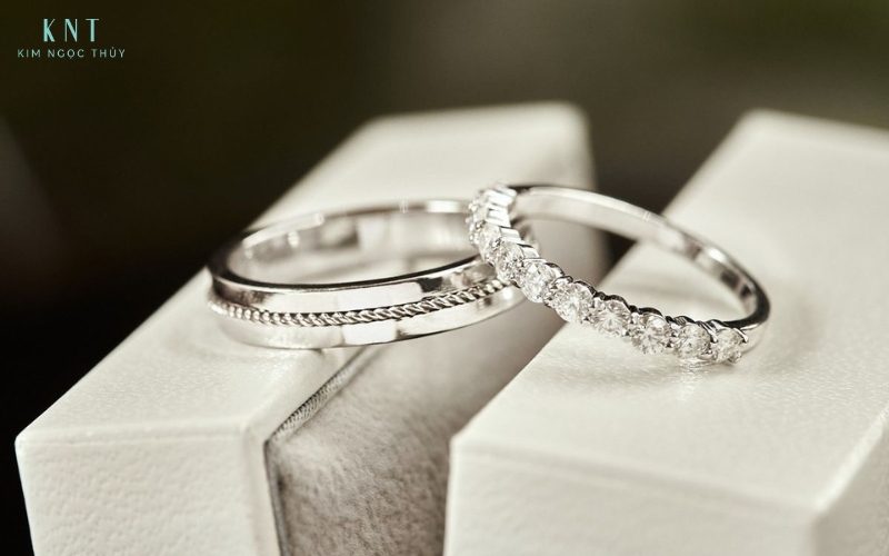 Nhờ đặt nhẫn cưới từ sớm, cặp đôi đã có nhẫn thiết kế riêng vừa đẹp mắt vừa thể hiện phong cách chung đầy ưng ý