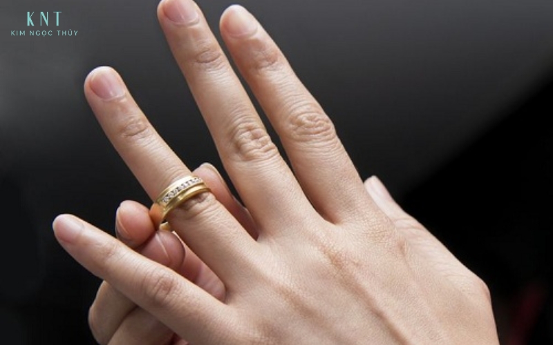 Nếu đặt quá sát ngày, bạn có thể gặp rủi ro về size tay, mẫu mã và độ hoàn thiện kỹ thuật