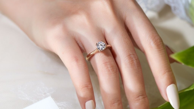 Nhẫn cầu hôn màu vàng vàng sang trọng và cổ điển