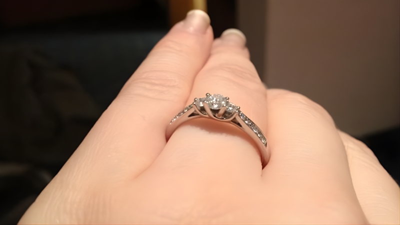 Một số người sẽ cảm thấy khó chịu khi thấy nhẫn cứ xoay tròn, lỏng lẻo trên tay