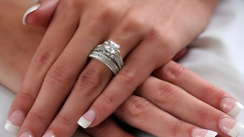 Để khóa, bạn có thể đeo thêm một chiếc nhẫn khác cùng nhẫn cưới