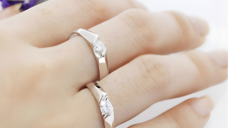 Nếu không quá đặt nặng quan niệm đeo nhẫn thì bạn có thể chuyển nhẫn sang ngón tay khác