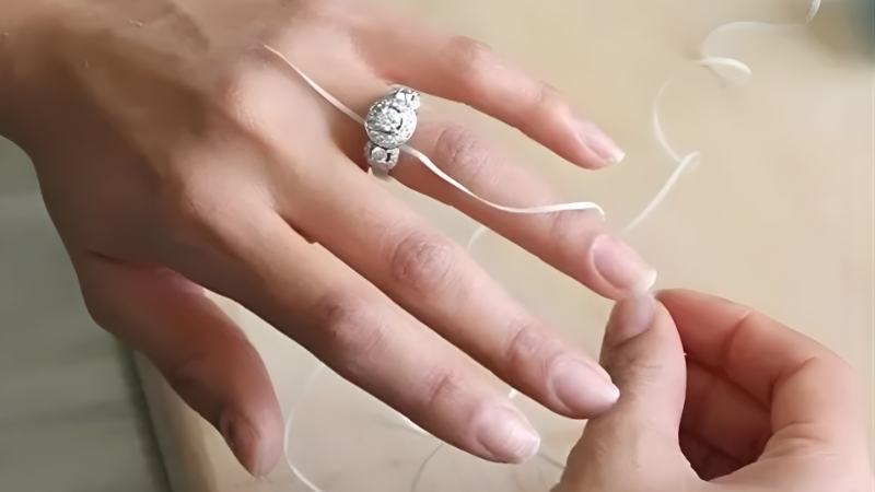 Quấn chỉ quanh nhẫn cùng là một cách đơn giản
