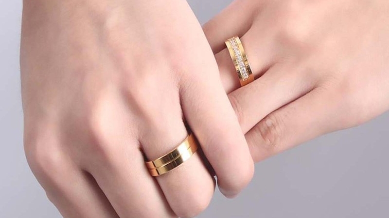 Nhẫn cưới màu vàng vàng mang đậm nét truyền thống Á Đông