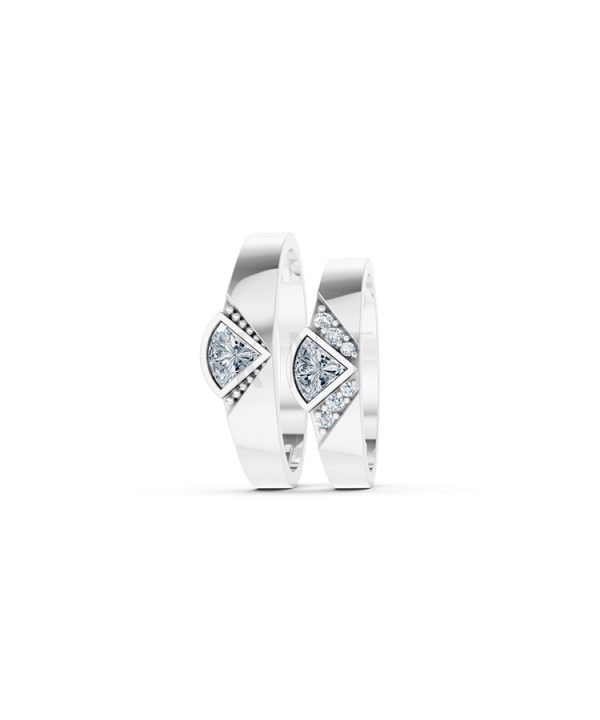 Nhẫn cưới E825 thiết kế hình kim cương dộc đáo, hiện đại màu vàng trắng White Gold vàng sáng, đường nét sắc sảo, tinh tế