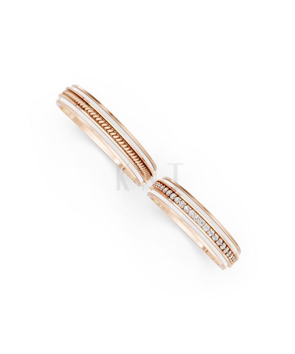 Nhẫn cưới E904: Thiết kế hiện đại, chế tác từ vàng kết hợp ceramic màu vàng hồng Rose Gold thiết kế đối xứng, phong cách, ấn tượng