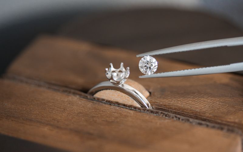 Vàng 607 có độ cứng cao, giữ đá chắc chắn