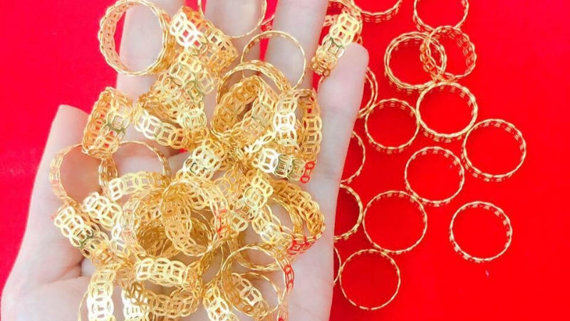 Vàng non có hàm lượng vàng nguyên chất thấp hơn so với tiêu chuẩn tuổi vàng của sản phẩm