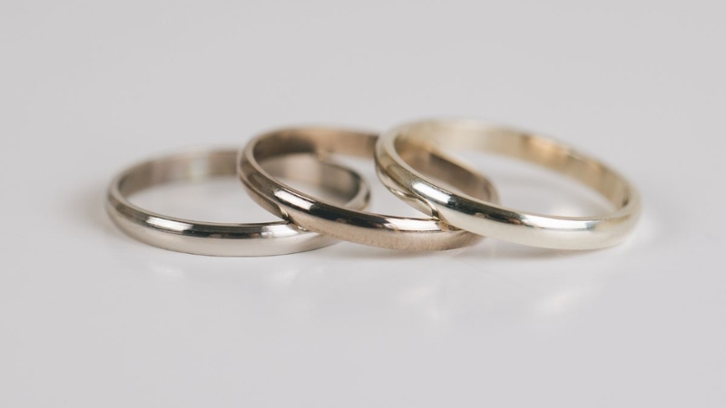 Từ trái qua phải: Bạch kim, vàng trắng 18K và vàng trắng 10K