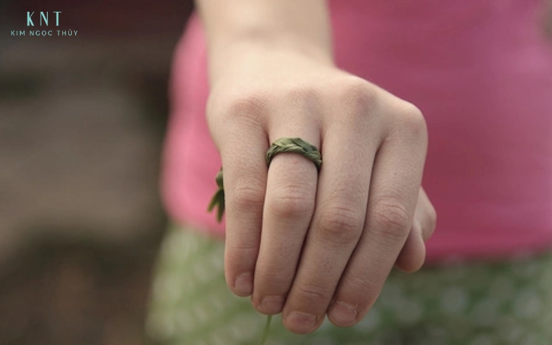 Từ nhẫn cỏ đến vàng hành trình biểu tượng của tình yêu qua thời gian