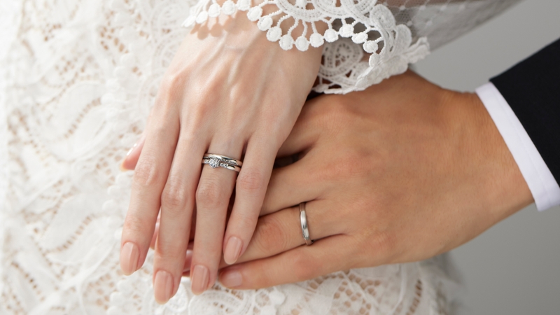 Nhẫn cưới là cặp nhẫn tượng trưng cho lời cam kết và tình yêu lâu dài