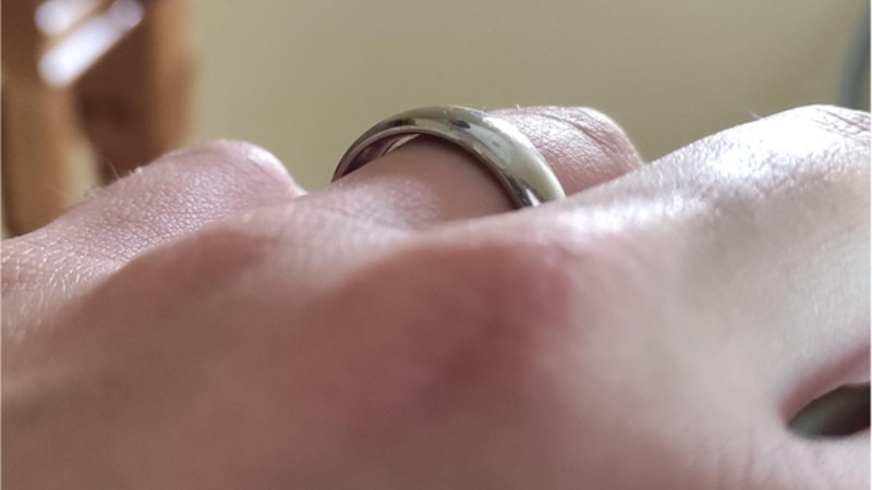 Do cấu trúc xương nên tay nữ khi đeo nhẫn nam sẽ bị rộng