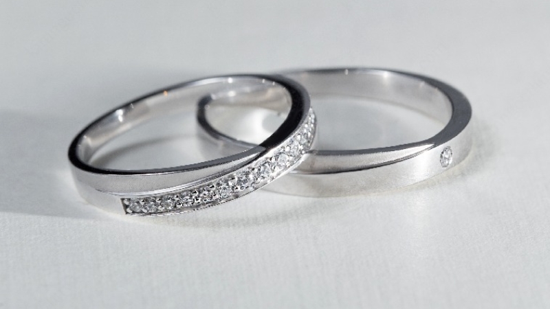 Nhẫn cưới tối giản vẫn là lựa chọn quen thuộc của rất nhiều cặp đôi