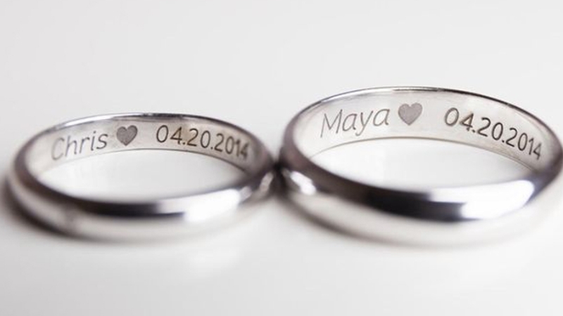Ưu điểm của cách khắc tên này là bạn có thể giữ nguyên kiểu dáng nhẫn yêu thích